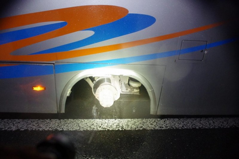 Avtobusu sta odpadli dve kolesi, foto: PU Celje