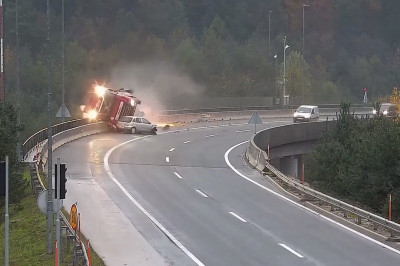 Trenutek nesreče, v kateri je življenje izgubil 53-letni voznik tovornega vozila