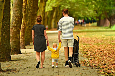 Lahko družina na socialni podpori resnično živi bolje, kot če sta starša zaposlena?, foto: Mabel Amber/Pixabay 