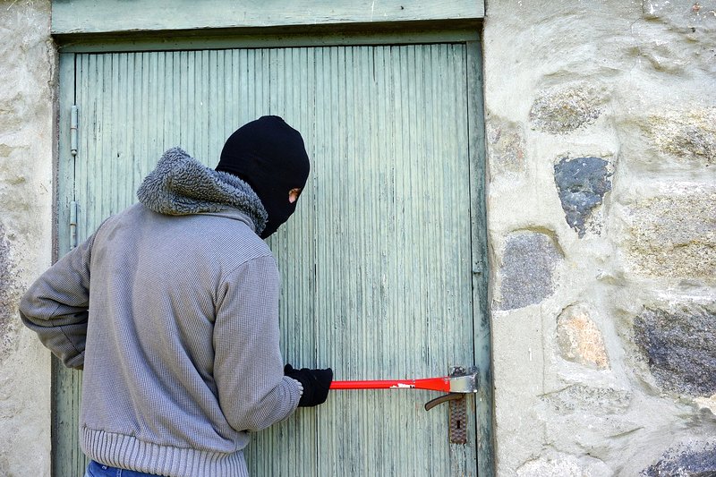 Iz hiš so neznani storilci v času odsotnosti lastnikov odtujili denar in nakit