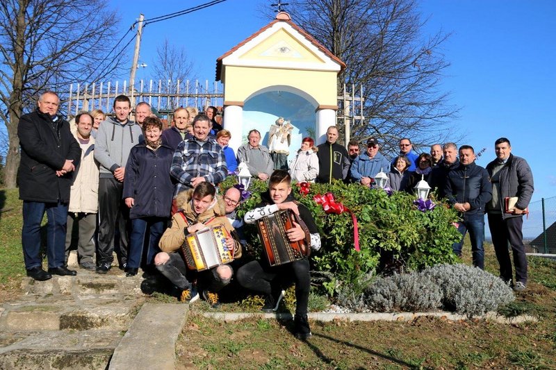 Adventni venec stoji ob Johanezovi kapeli v središču Cerkvenjaka