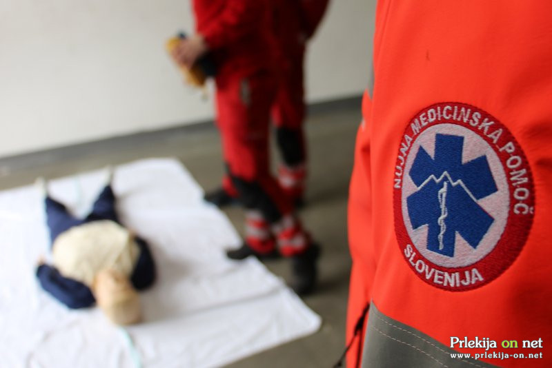 Z AED so nudili pomoč oboleli osebi do prihoda reševalcev NMP