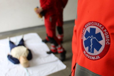 Z AED so nudili pomoč oboleli osebi do prihoda reševalcev NMP