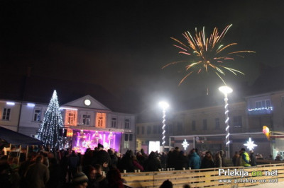 Ponekod bodo v novo leto vstopili s tradicionalnimi ognjemeti