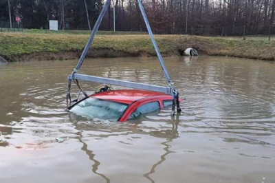 Vozilo, ki je v celoti potonilo, so iz vode potegnili gasilci in potapljači, foto: PGD Gornja Radgona