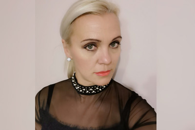 Obleko že imam. Itak. Seveda črno, seksi, ne preveč kratko in ne s prevelikim dekoltejem. Ravno prav...