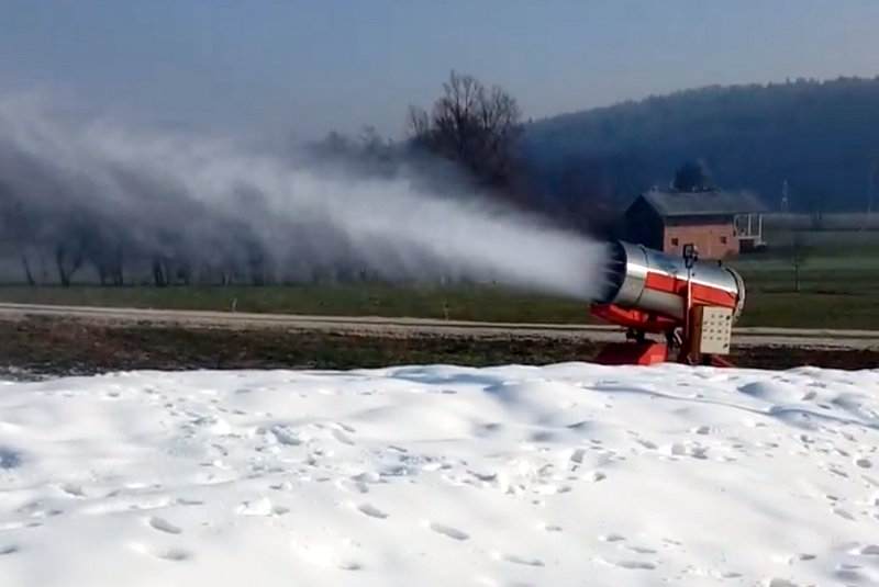 Trenutno intenzivno zasnežujejo progo