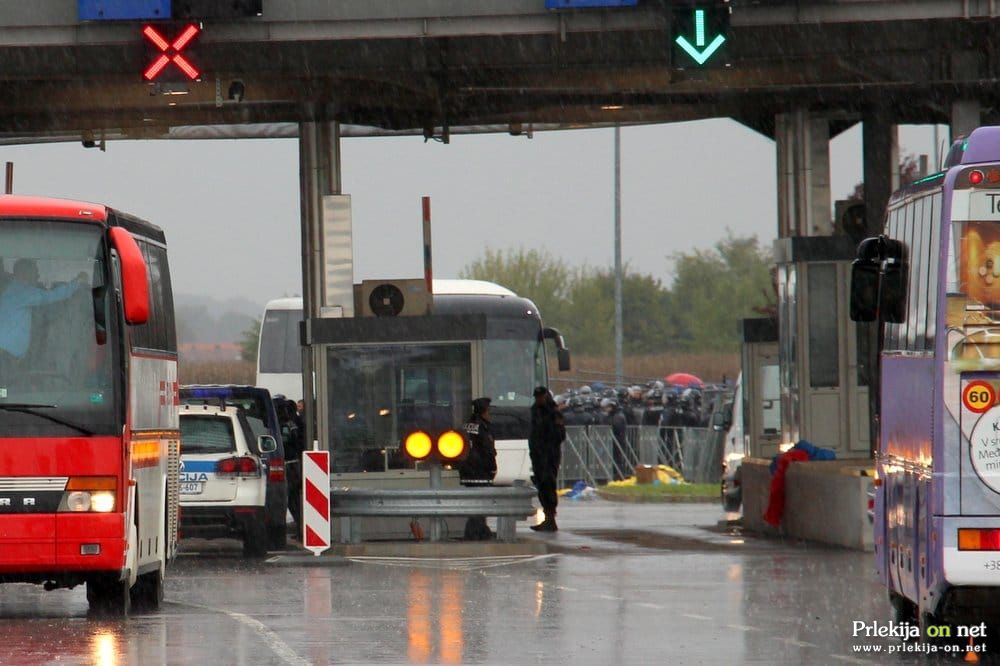 Poln avtobus turistov z Vuhana naj bi mejnem prehodu Obrežje vstopil na Hrvaško