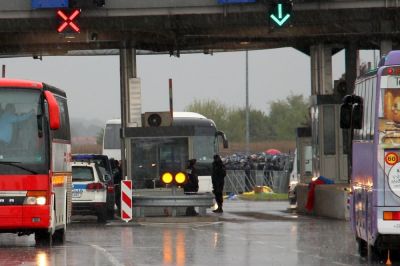 Poln avtobus turistov z Vuhana naj bi mejnem prehodu Obrežje vstopil na Hrvaško