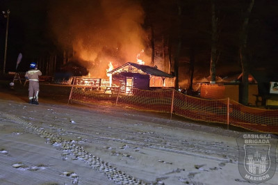 V požaru so bili trije objekti povsem uničeni, foto: GB Maribor