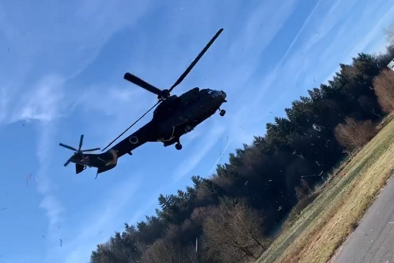 Eno poškodovano osebo je prepeljal helikopter Slovenske vojske