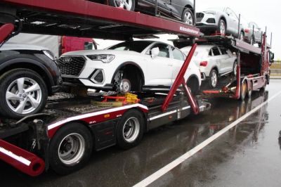 Vozilo Audi Q3 je ostalo brez pnevmatik in platišč