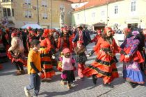 Povorka tradicionalnih pustnih likov in mask