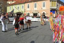 Povorka tradicionalnih pustnih likov in mask