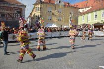 Povorka tradicionalnih pustnih likov in mask