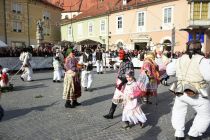 Povorka tradicionalnih pustnih likov in mask