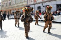 Povorka tradicionalnih pustnih likov in mask