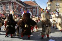 Povorka tradicionalnih pustnih likov in mask