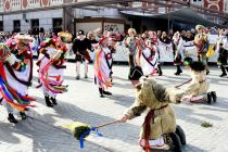 Povorka tradicionalnih pustnih likov in mask