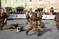 Povorka tradicionalnih pustnih likov in mask