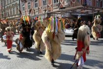 Povorka tradicionalnih pustnih likov in mask