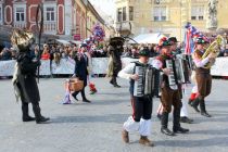 Povorka tradicionalnih pustnih likov in mask