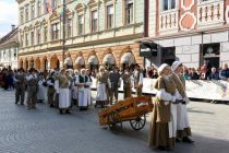 Povorka tradicionalnih pustnih likov in mask