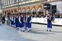 Povorka tradicionalnih pustnih likov in mask