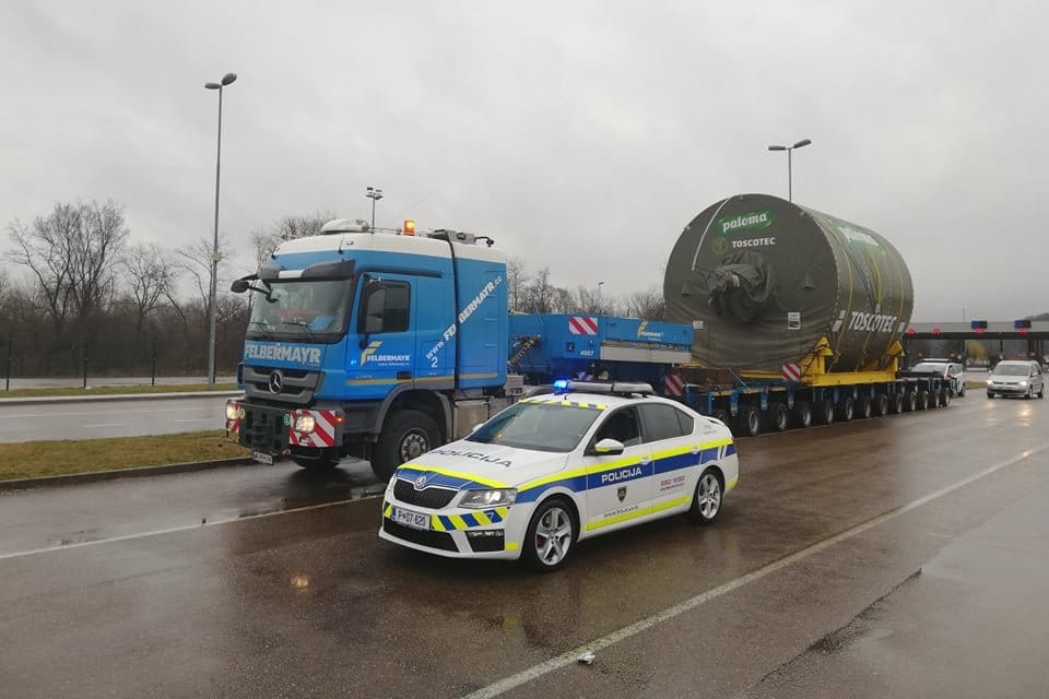 Tovor potuje v spremstvu policistov, foto: PU Maribor