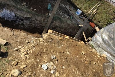 Gasilci so v celoti izkopali poškodovanca iz gradbene jame, foto: GB Maribor