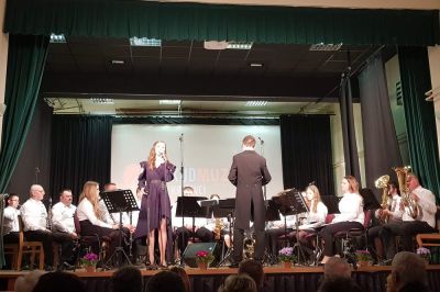 Orkester je ob zvokih slovenskih evergreenov popestrila sopranistka, domačinka Melanija Markovič