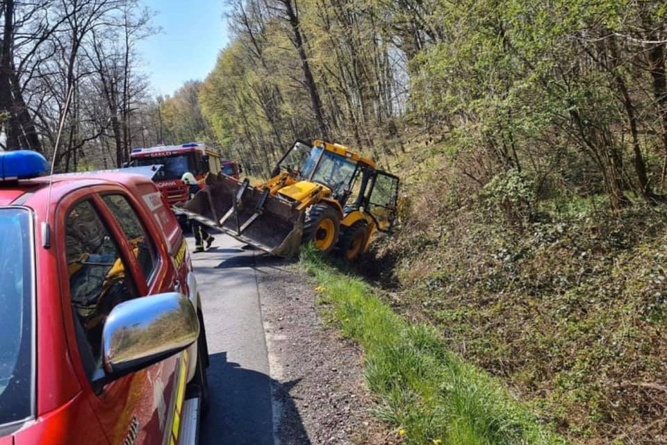 Delovni stroj je končal v jarku, foto: 112 Ptuj