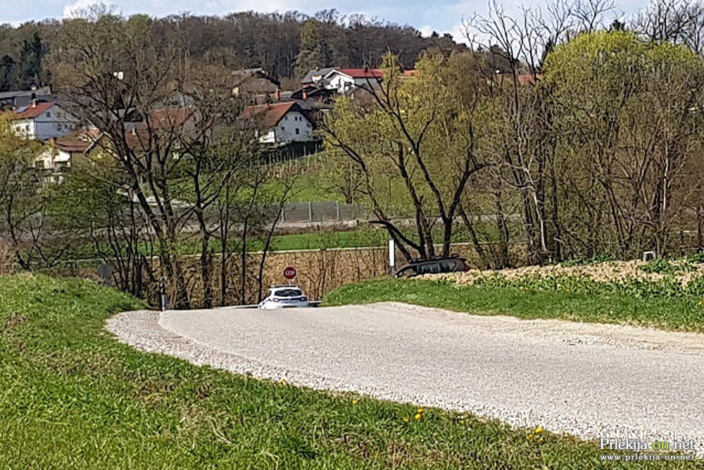 Policijsko in vojaško vozilo pri Podgradju