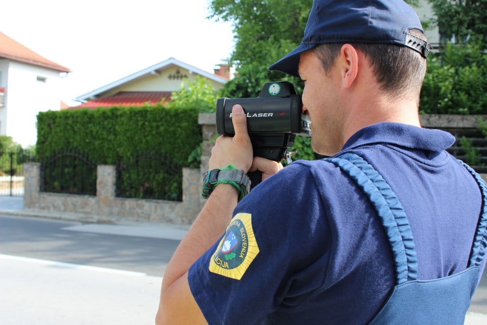 Vozniku so izmerili kar 124 km/h skozi naselje, foto: Policija