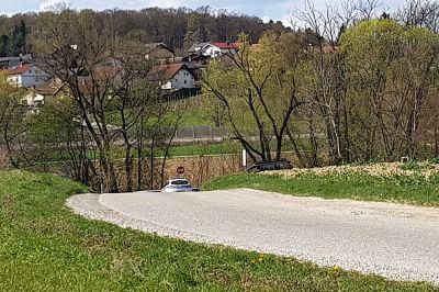 Policijsko in vojaško vozilo pri Podgradju