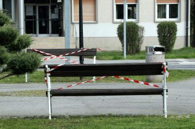 Še vedno se začasno prepoveduje gibanje in zbiranje ljudi na javnih krajih