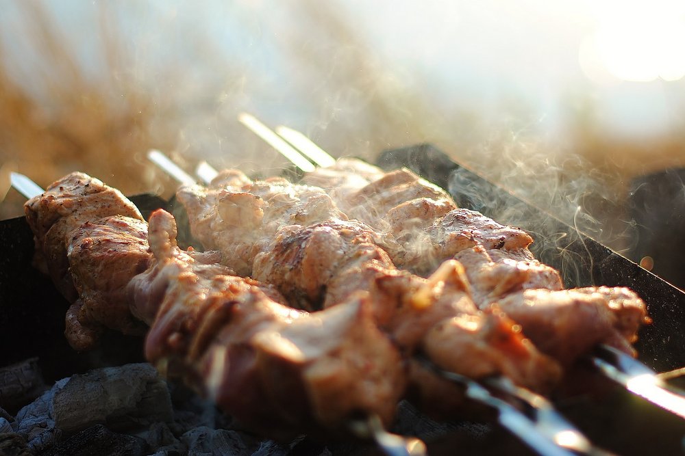 Tako pikantnim nabodalom kot čevapčičem je rok uporabe sicer že potekel