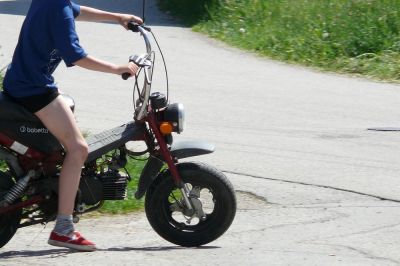Mladoletnik je moped vozil brez vozniškega dovoljenja