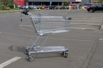 Nakupovalni voziček je trčil v vozilo