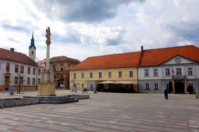 Na javnih krajih se spet lahko zbira do 50 ljudi