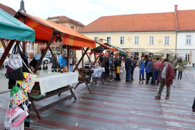 Na javnih krajih bo dovoljeno zbiranje 50 ljudi ob upoštevanju navodil NIJZ