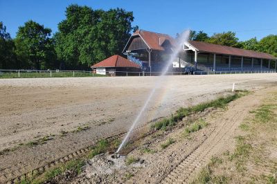 Protiprašna zaščita na kasaški stezi na hipodromu