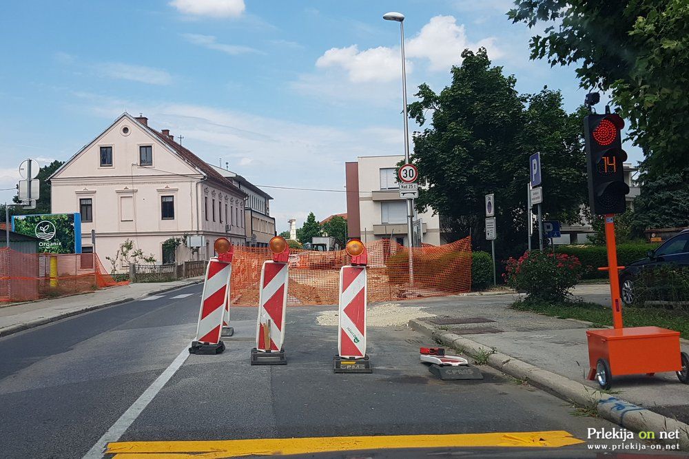 Semafor na gradbišču mostu je voznikom povzročal sive lase