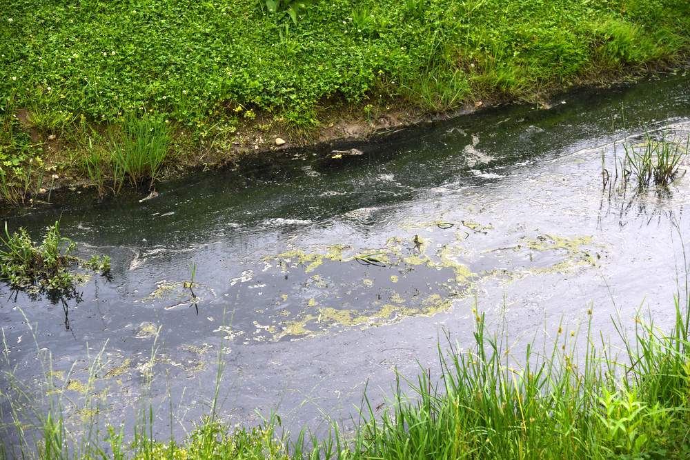 V potok so spuščali smrdečo črno tekočino, foto: Občina Lendava