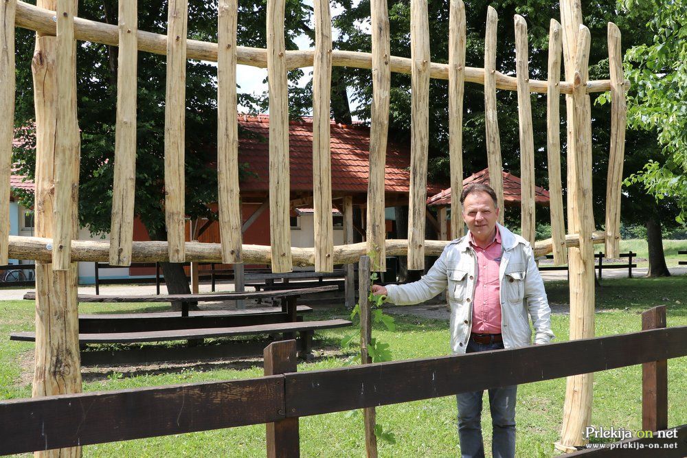 Branko Kristl ob potomki najstarejše trte