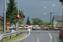 Spuščene zapornice, a ni vlaka