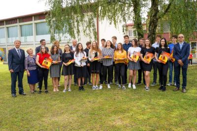 Župan, podžupan in ravnatelji z vsemi nagrajenimi učenkami in učenci osnovnih in glasbenih šol iz Občine Gornja Radgona, foto: Pozdrav TV
