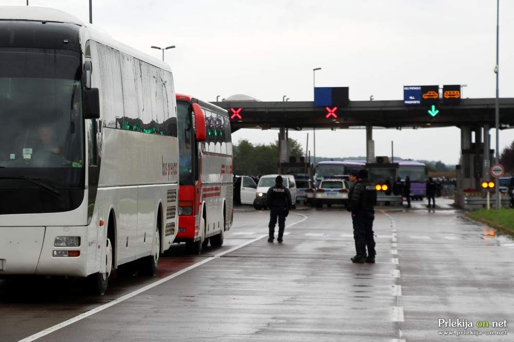 V zadnjih treh dneh je južno mejo prestopilo 63 tisoč slovenskih državljanov