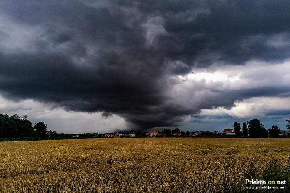 Proti večeru bodo možna močnejša neurja, foto: Sara Vinkovič