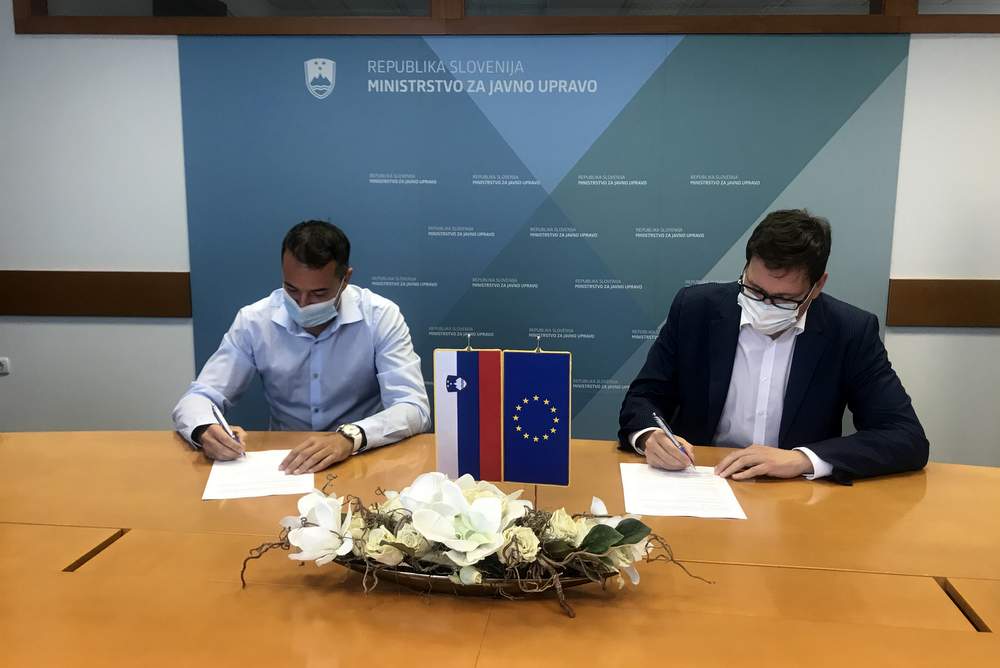 Podpis pogodbe: minister za javno upravo Boštjan Koritnik in direktor podjetja RSteam Primož Cigoj, foto: Ministrstvo za javno upravo